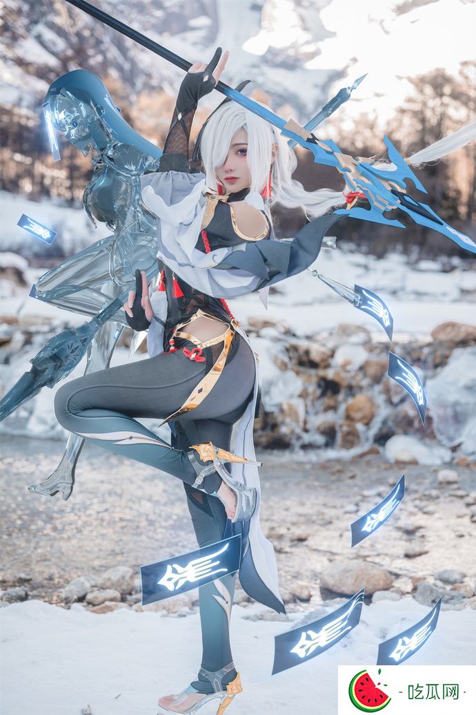 如月灰超绝申鹤Cosplay，冻上雪山也要还原完美角色！